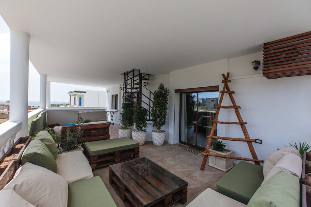 Chambre Fnar – terrasse avec salon extérieur et vue mer, Villa Bella Lina