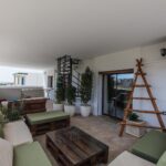 Chambre Fnar – terrasse avec salon extérieur et vue mer, Villa Bella Lina
