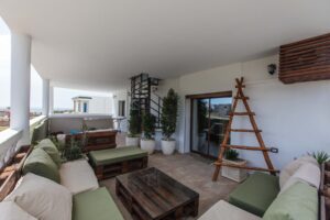 Chambre Fnar – terrasse avec salon extérieur et vue mer, Villa Bella Lina