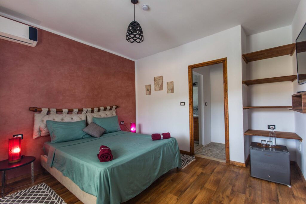 Chambre Tabouda – lit double et salle de bain, Villa Bella Lina