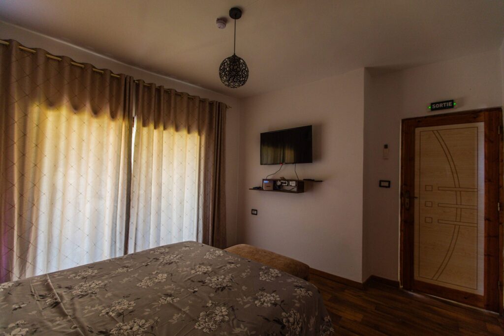 Chambre Mtariss – télévision et entrée, Villa Bella Lina