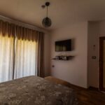 Chambre Mtariss – télévision et entrée, Villa Bella Lina