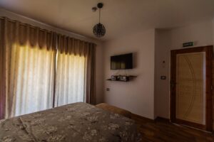 Chambre Mtariss – télévision et entrée, Villa Bella Lina