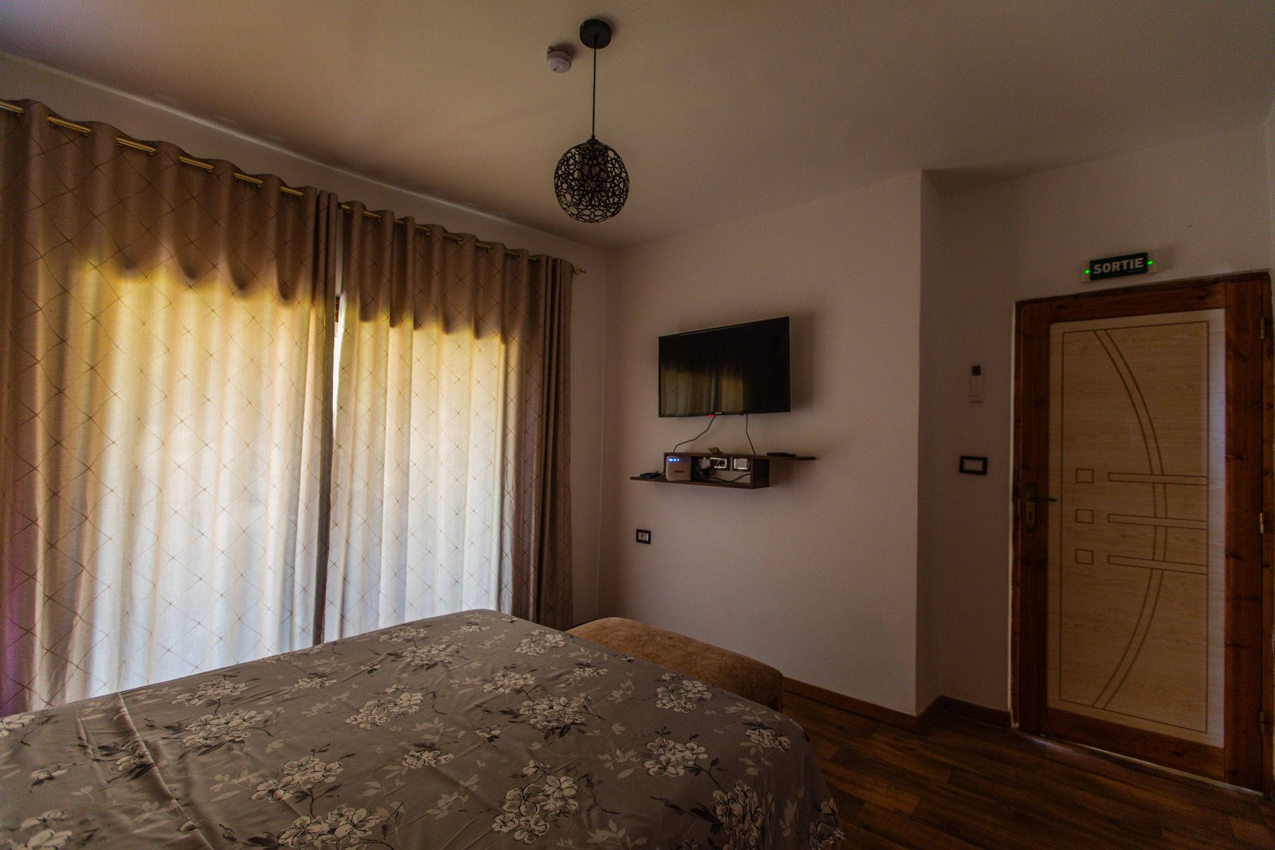 Chambre Mtariss – télévision et entrée, Villa Bella Lina