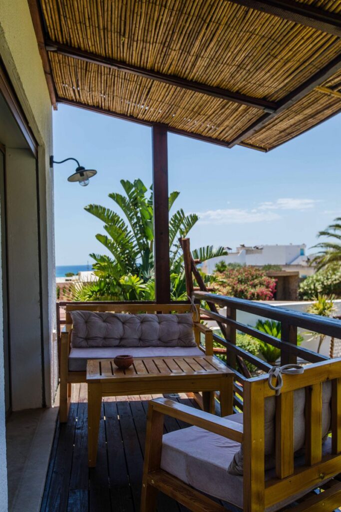 Chambre Mtariss – terrasse avec vue sur le jardin et la mer, Villa Bella Lina