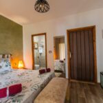Chambre Rassadar – vue sur la salle de bain et l’entrée, Villa Bella Lina