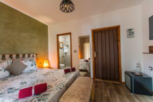Chambre Rassadar – vue sur la salle de bain et l’entrée, Villa Bella Lina